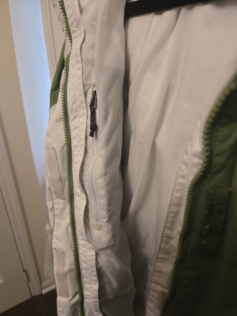 The North Face Women’s Green & White Waterproof Jacket - Picture 6 of 8